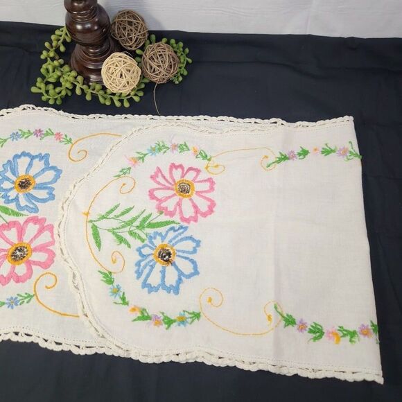 Estate Vintage Hand Embroidered Table Runner Cottagecore Floral Scalloped Edge - Picture 8 of 12